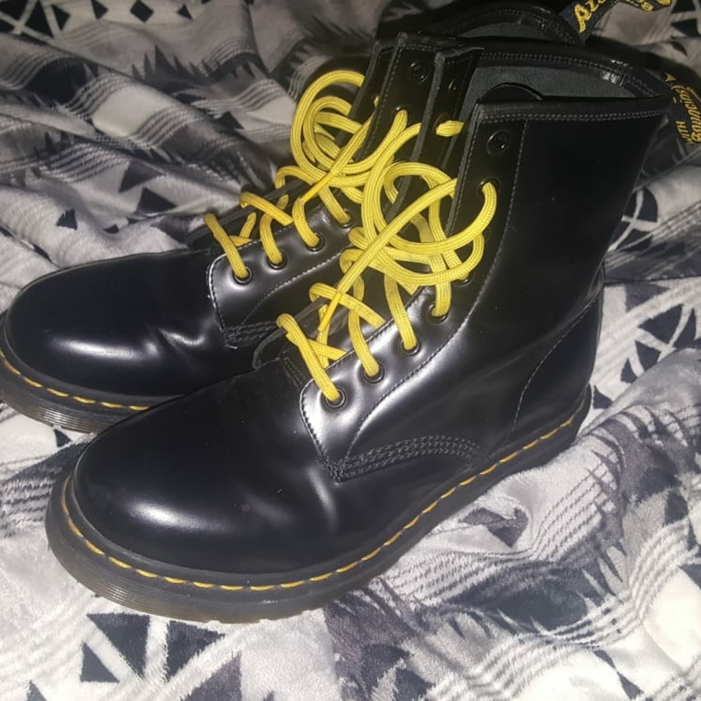 DOC MARTENS: BLACK LEATHER BOOTS SIZE 8